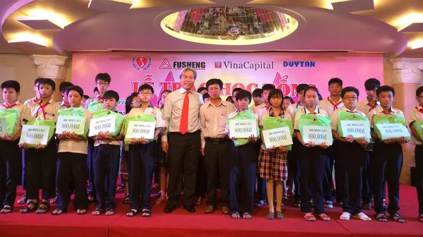 Hơn 900 học sinh – sinh viên nhận học bổng