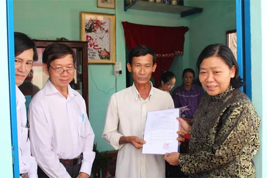 Trao tặng nhà tình thương cho hộ nghèo ở Nhà Bè