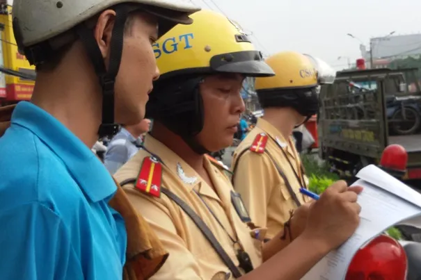 Chạy “xe mù” bị phạt bao nhiêu tiền?