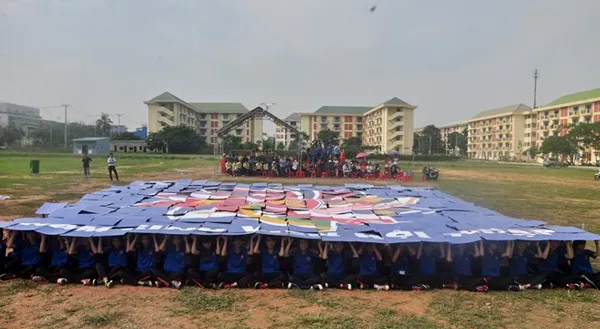 Kỷ lục sinh viên “Bức tranh chủ đề hội nhập lớn nhất”