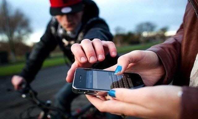 Một số chiêu tránh bị giật điện thoại ở ngoài đường
