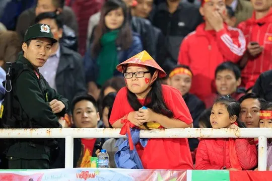 Hãy thôi sơn phết bóng đá Việt Nam !