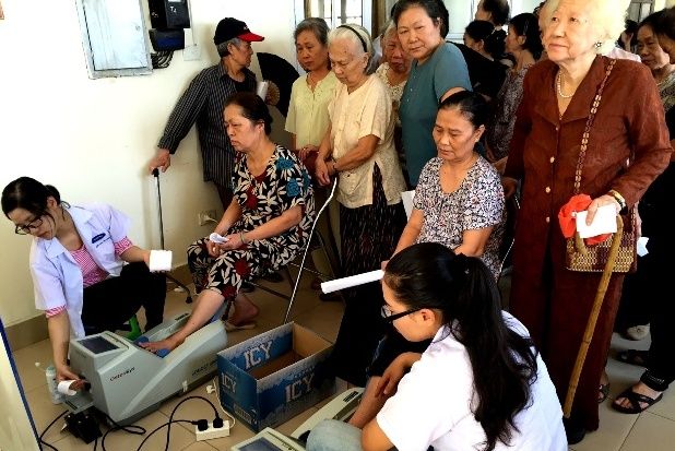 Vinamilk chăm sóc sức khỏe cho hơn 1.600 người cao tuổi TPHCM và Hà Nội