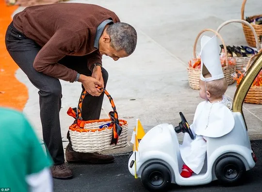 Ông Obama cười không ngừng bên bé hóa trang thành Giáo hoàng
