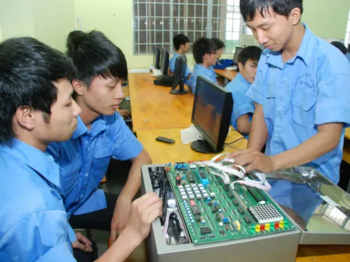 Chỉ đào tạo cái mình có – Chưa quan tâm cái xã hội cần