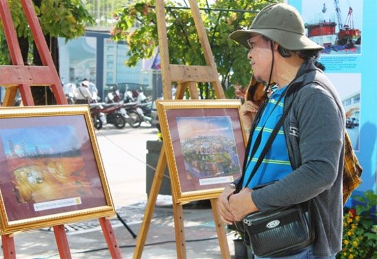 Triển lãm ảnh 40 năm ngành vận tải thành phố