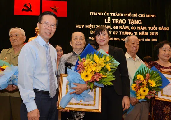 Trao tặng Huy hiệu 60, 70 năm tuổi Đảng cho 146 đảng viên