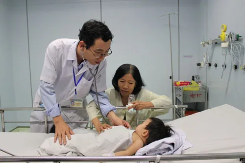 Cứu sống em bé 10 tháng tuổi ngã vào xô nước 10 phút