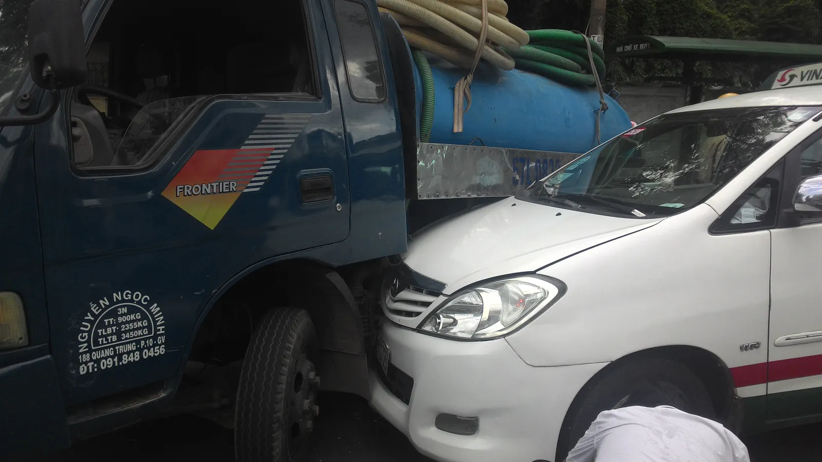 Taxi cắm đầu vào xe bồn