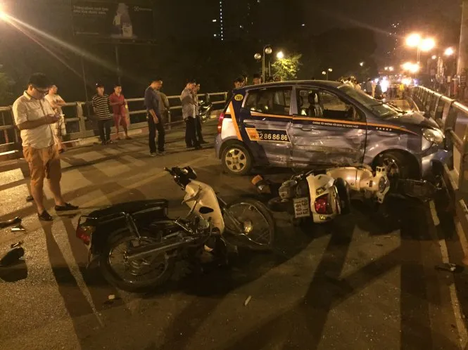 Gây cấn clip rượt đuổi khiến xe taxi gây tai nạn hàng loạt trên cầu vượt tại Hà Nội
