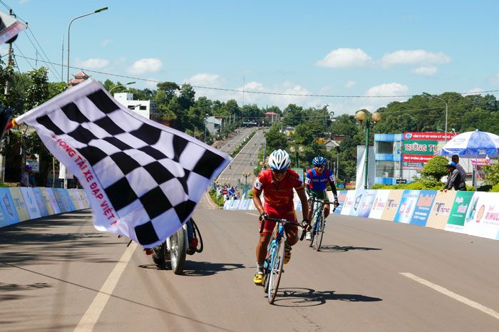 Chặng 2 cuộc đua xe đạp NKKN - Tranh cúp phát thanh VOH: Lê Văn Duẩn về nhất, Trường Tài bảo vệ thành công áo vàng
