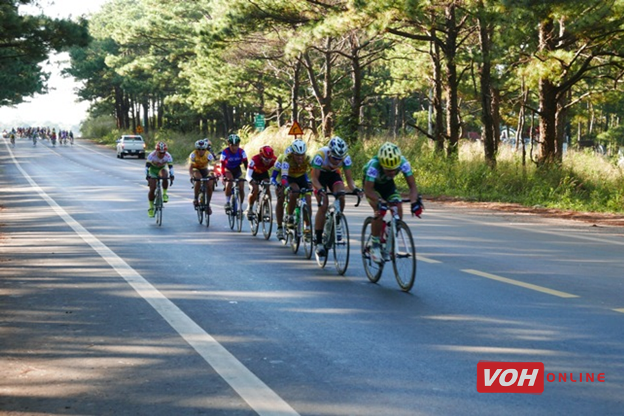 Chặng 3 Cuộc đua xe đạp NKKN 2015 - Cúp phát thanh VOH: Lê Văn Duẩn về nhất, đoạt áo xanh