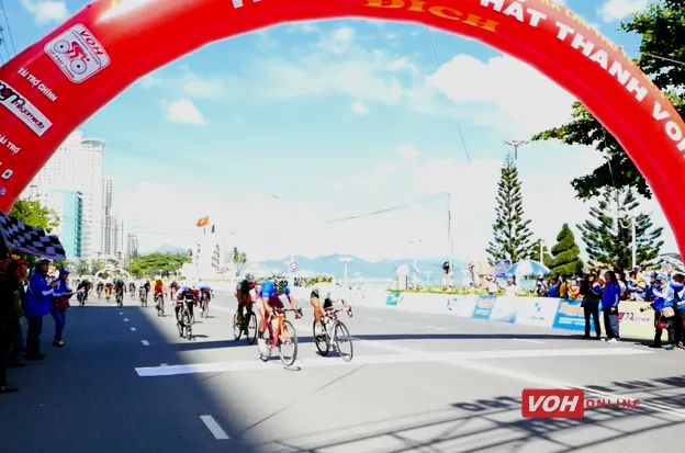 Chặng 4 Cuộc đua xe đạp NKKN 2015 - Cúp phát thanh VOH: Lê Văn Duẩn lại cán đích đầu tiên