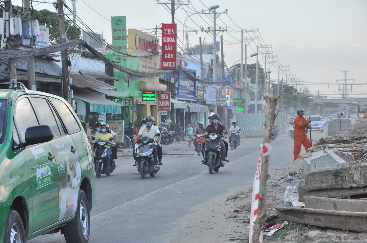 Thi công đường Trần Não: người dân khổ vì bụi