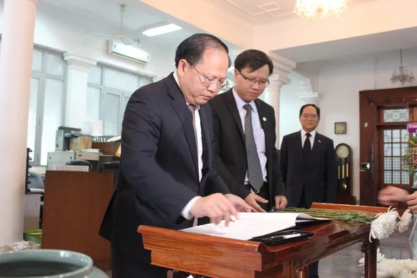 Lãnh đạo TPHCM viếng tang cựu Tổng thống Hàn Quốc Kim Young Sam