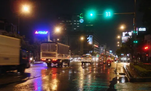 Sài Gòn mưa đêm, tuyến đường Nguyễn Văn Linh ùn xe