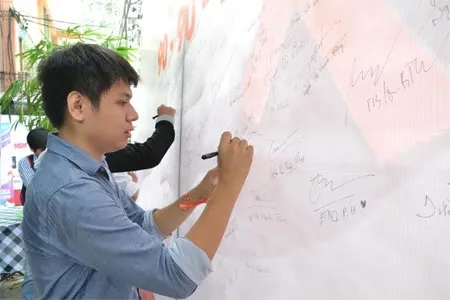 TPHCM - Triển lãm ảnh 25 năm chương trình phòng chống HIV/AIDS