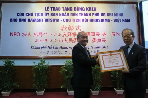 Chủ tịch Hội Hiroshima Việt Nam tỉnh Hiroshima được trao tặng bằng khen của Chủ tịch UBND TPHCM