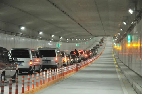 Ô tô lưu thông trong hầm đường bộ không bật đèn bị xử phạt như thế nào ?
