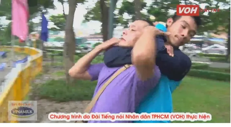 Cách thoát thân khi bị siết cổ từ phía sau