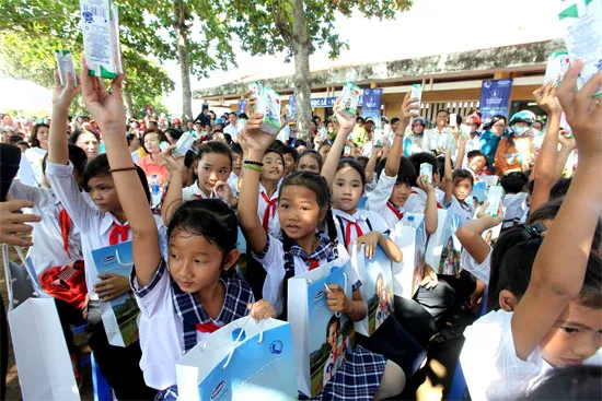 Vinamilk trao tặng sữa tại Bến Tre