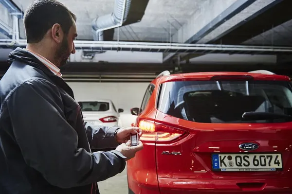 Ford giới thiệu tính năng lái xe bằng remote