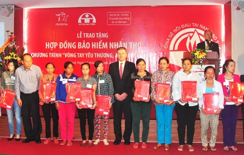 Trao tặng hợp đồng bảo hiểm miễn phí cho các gia đình nạn nhân TNGT