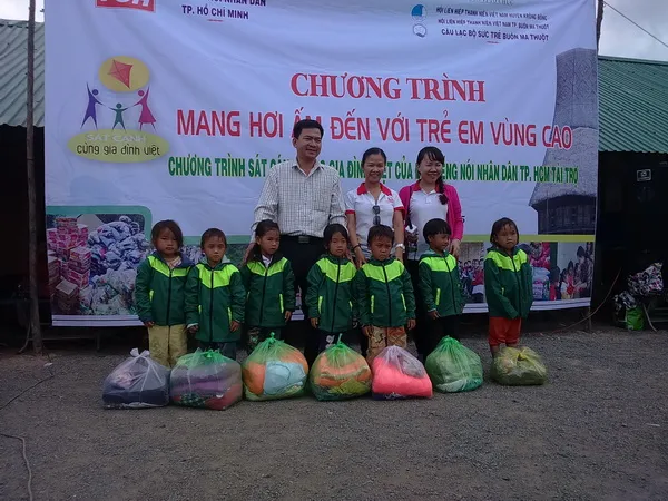 2.000 phần quà ấm áp của Sát cánh cùng gia đình Việt đến với trẻ vùng cao