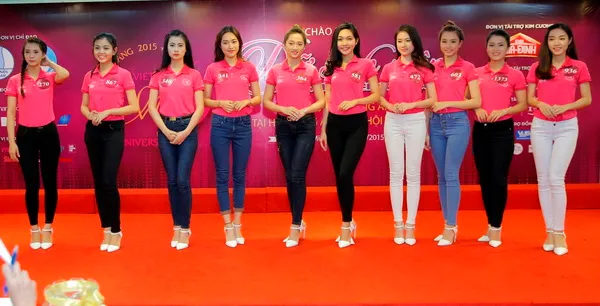 Nữ sinh duyên dáng Việt Nam trổ tài hùng biện tiếng Anh