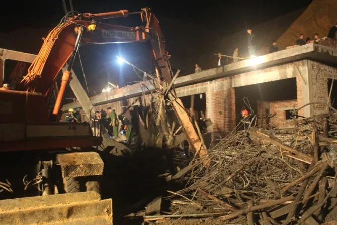 Sập giàn giáo cây xăng, 2 người chết, 6 người bị thương