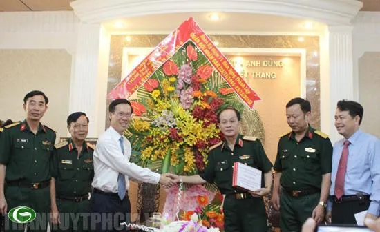 Phó Bí thư Thường trực Thành Ủy Võ Văn Thưởng thăm Quân đoàn 4