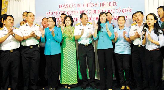 Tuổi trẻ TPHCM giao lưu cán bộ, chiến sĩ làm nhiệm vụ bảo vệ vùng biển Tổ quốc