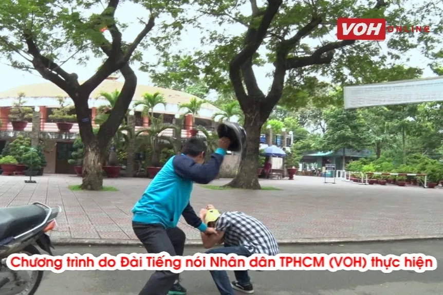 Thoát hiểm khi bị đánh bằng nón bảo hiểm