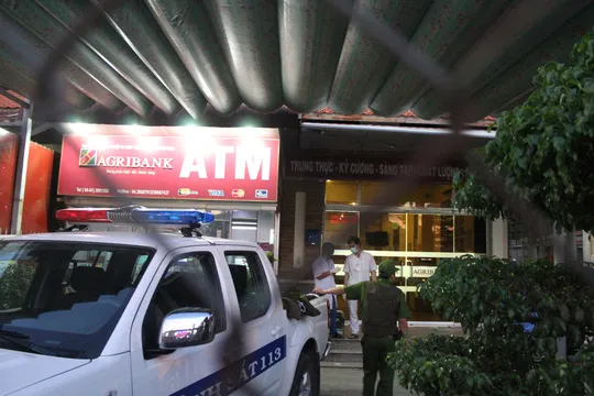 Bắt kẻ cầm dao xông vào ngân hàng tại Đồng Nai