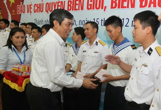 Công nhân TP HCM gặp gỡ và giao lưu với chiến sĩ Trường Sa