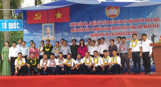 Huyện Hóc Môn giao lưu với đoàn cán bộ, chiến sĩ tiêu biểu bảo vệ biên giới, biển đảo