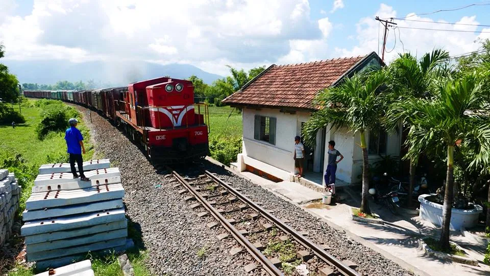  Đi bằng đường không, về bằng đường sắt