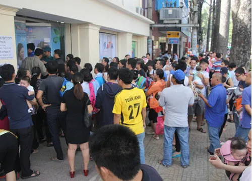 Nên cho trẻ tiêm chủng đúng lịch đừng đợi vắc xin dịch vụ