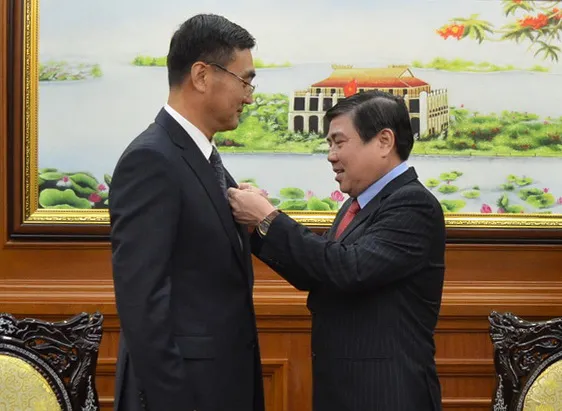 Tặng Huy hiệu TPHCM cho Tổng Lãnh sự Trung Quốc 