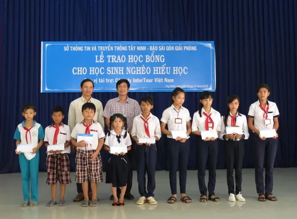 Trao tặng 40 suất học bổng cho học sinh nghèo 2 huyện biên giới Tây Ninh