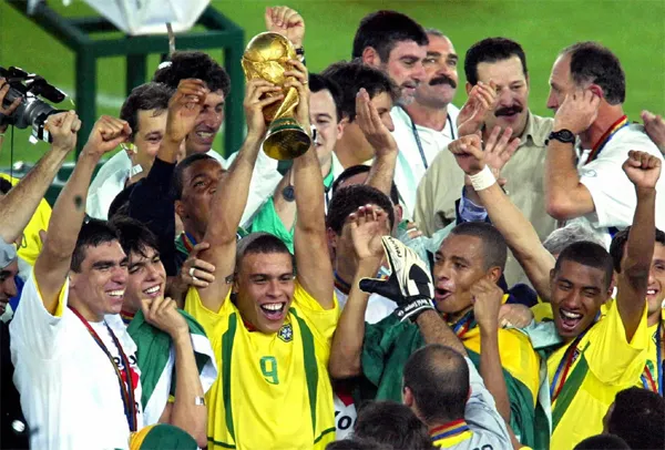 Các nhà vô địch thế giới Brazil sẽ sang Việt Nam đá giao hữu vào tháng 4/2016