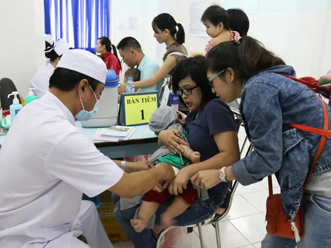 Phụ huynh có thể kết hợp tiêm vắc xin dịch vụ và miễn phí