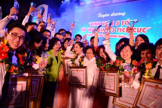  295 học sinh - sinh viên thành phố được tuyên dương