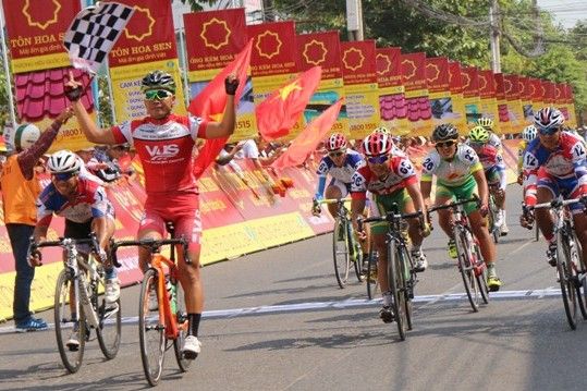 Tay đua Lê Văn Duẩn xé cả áo vàng lẫn áo xanh