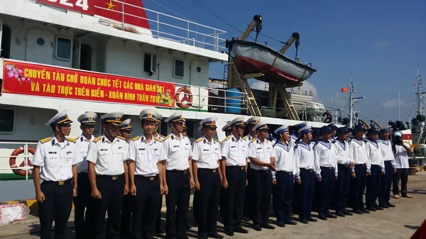 Mang quà tết ra nhà giàn DK1