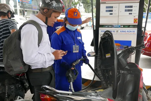 Giá xăng giảm 590 đồng/lít từ 15g chiều nay