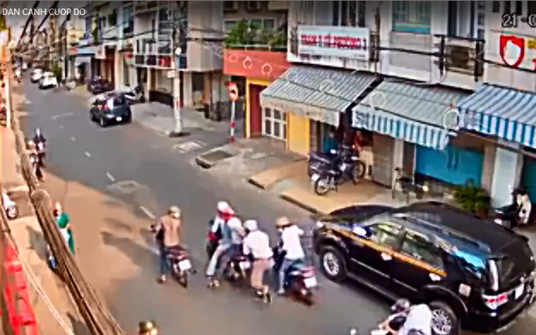 Dàn cảnh cướp đồ táo tợn giữa ban ngày