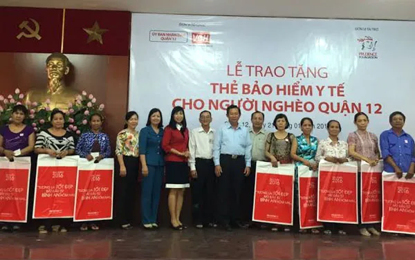 Tặng thẻ bảo hiểm y tế cho người nghèo