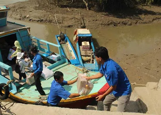 VOH trao 100 phần quà đến bà con xã đảo Thạnh An, Cần Giờ