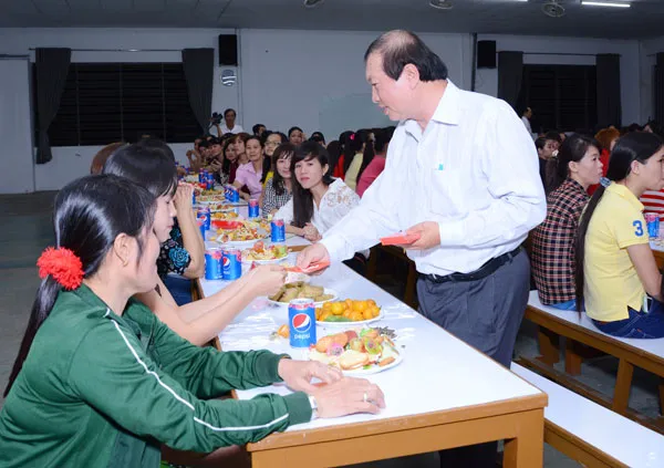 Mang xuân đến với công nhân viên chức và người lao động